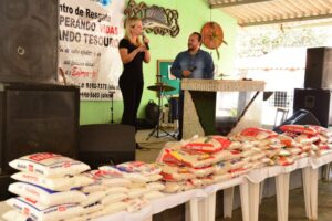 Solidariedade em campo arrecada alimentos