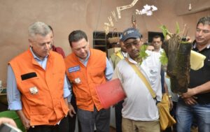 Marconi e Rollemberg em ação de combate ao Aedes