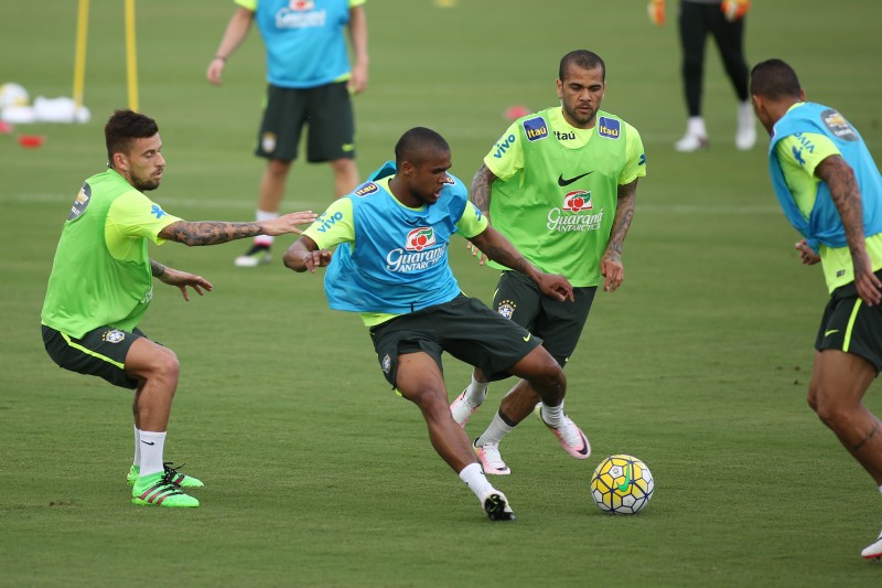 Douglas Costa  sai em defesa de Neymar