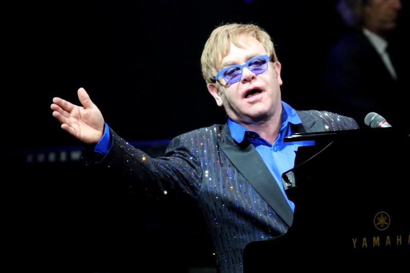 Elton John é acusado de assédio a segurança