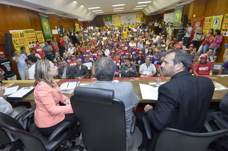 Terceirização de contratos em debate