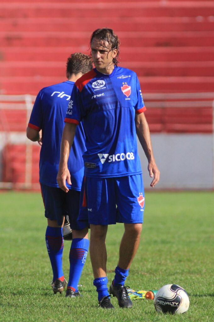 Vila poupa  jogadores no interior do MT