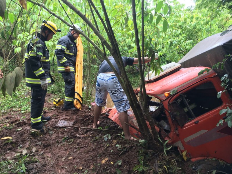 Caminhão cai em ribanceira e motorista fica preso em Inhumas