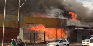 Sala comercial é atingida por incêndio na Avenida Independência