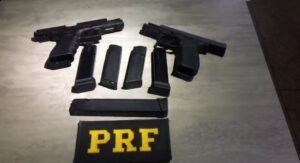 Mulher é presa transportando pistolas de uso restrito em Itumbiara