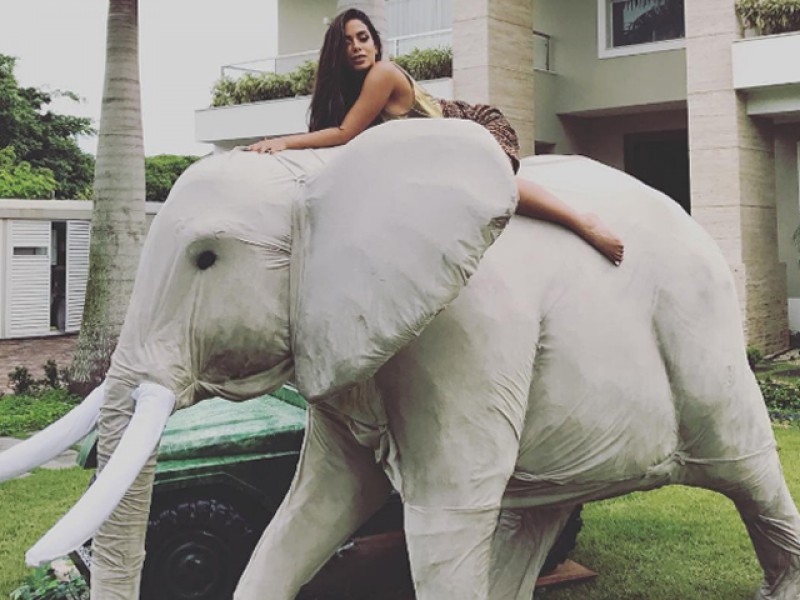 Anitta rebola em cima de elefante em sua festa de aniversário no Rio