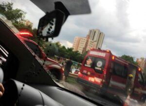 Motociclista sofre acidente e morre ao cair no córrego da Marginal Botafogo