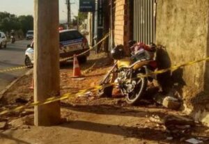 Adolescente morre após bater moto em poste de energia elétrica