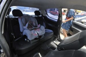 Motoristas ainda desrespeitam normas para transporte infantil