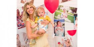 Karina Bacchi comemora 1 ano do filho