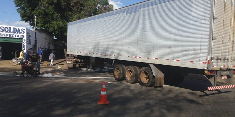 Passageiro de moto morre após colisão com caminhão