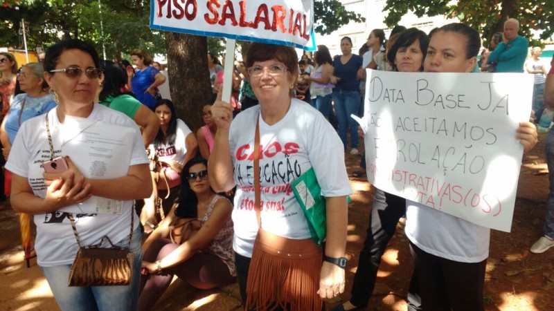 Professores ameaçam entrar em greve na terça