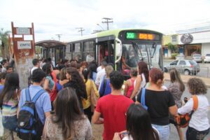 Passageiros reclamam de piora na lotação e demora de ônibus nas férias