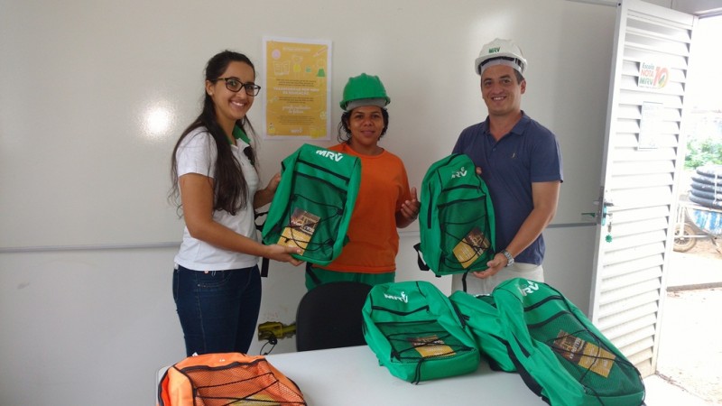 Construtora entrega kits de material escolar para filhos de funcionários