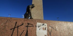 Monumentos goianos são esquecidos em praças e parques da capital