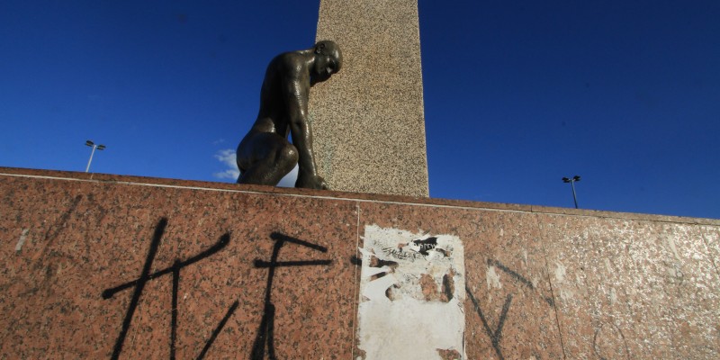 Monumentos goianos são esquecidos em praças e parques da capital