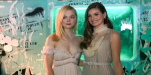 Camila Queiroz posa com  Elle Fanning em lançamento de coleção