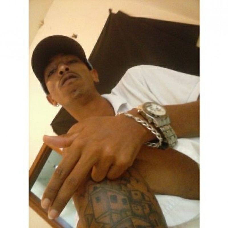 Cantor de rap some após abordagem policial