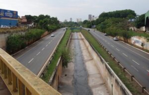 Carro cai no córrego e Marginal Botafogo é interditada