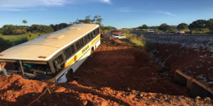 Ônibus cai em buraco e deixa uma pessoa morta e cinco feridas