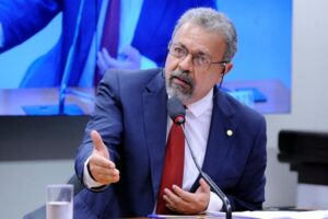 Deputado goiano identifica novas irregularidades nos cartões de Bolsonaro