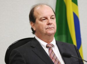 Ex-diretor da Petrobras é condenado a 12 anos de prisão