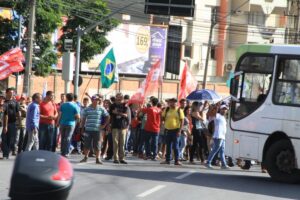 Manifestantes da CUT e MST bloqueiam trânsito na AV. 85