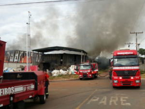 Galpão de reciclagem pega fogo em Aparecida de Goiânia