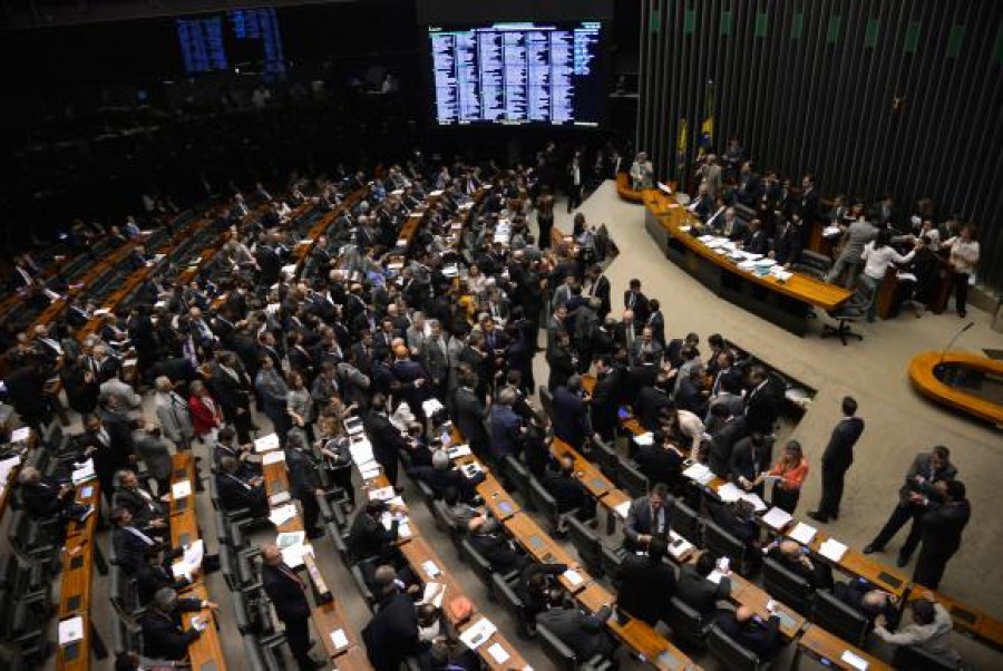 Deputados aguardam últimos dias de campanha para conhecer novo líder do PMDB