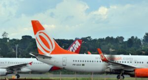 Turbina de avião da Gol pega fogo no aeroporto de Brasília