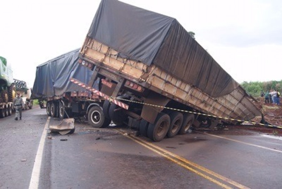 Duas pessoas morrem em colisão entre carretas na BR- 452