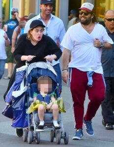 Adele veste o filho de princesa em passeio na Disney