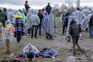 Cerca de 8 mil migrantes estão retidos na fronteira entre a Grécia e a Macedônia