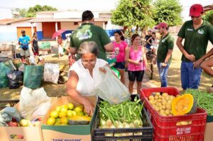 Projeto troca lixo reciclado por alimentos