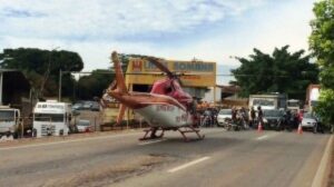 Em colisão com micro-ônibus motociclista tem a perna esmagada