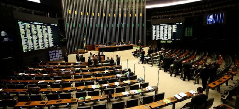 Deputados decidem hoje se denúncia contra Dilma será aceita