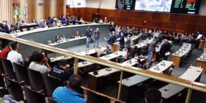 Assembleia discute  13 projetos do governo