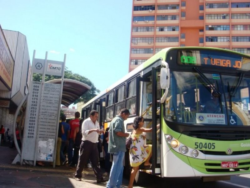Assédio nos ônibus assusta mulheres