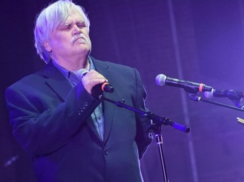 Rockeiro Bruce Hampton morre durante show. Veja vídeo