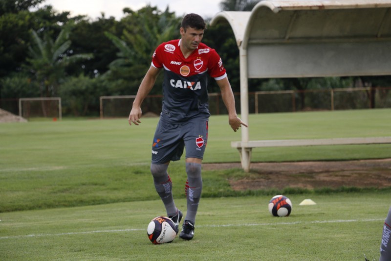 Zagueiro prevê “guerra” no jogo decisivo da volta