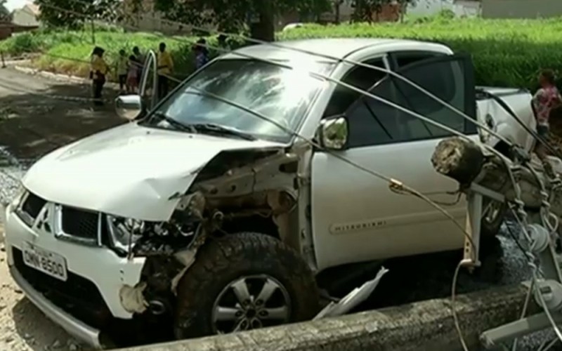 Motorista embriagado bate carro e derruba três postes em Rio Verde