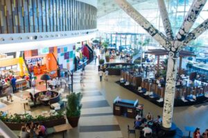 Shopping arrecada material escolar para doação