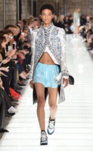 Americana Janaye faz história como a 1ª modelo negra a abrir um desfile da Louis