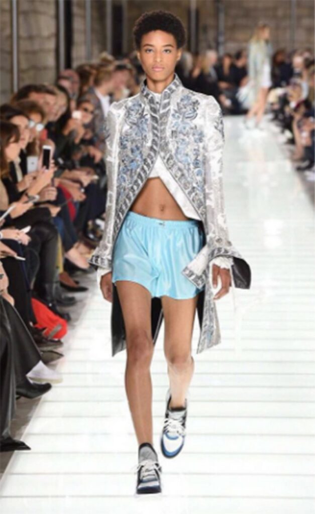 Americana Janaye faz história como a 1ª modelo negra a abrir um desfile da Louis