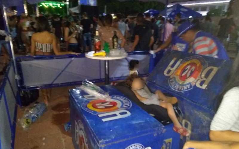 Conselho Tutelar encontra crianças dormindo entre freezers em festa de Carnaval