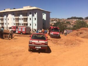 Bombeiros resgatam corpo de trabalhadores em soterramento