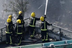 Polícia londrina confirma 6 mortes em incêndio em prédio residencial