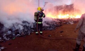 Corpo de Bombeiros combate incêndio em galpão de reciclagem em Cidade Ocidental