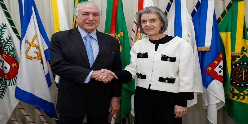 Temer viaja ao Paraguai e transmite cargo a Cármen Lúcia