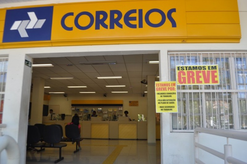 Funcionários em greve dos Correios decidem hoje sobre proposta de